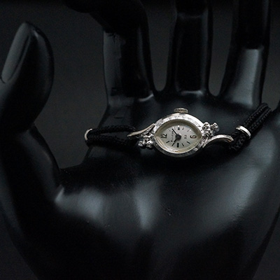 ブローバ ダイヤ装飾 アーモンド型ケース 手巻き アンティークレディースウオッチ 01
